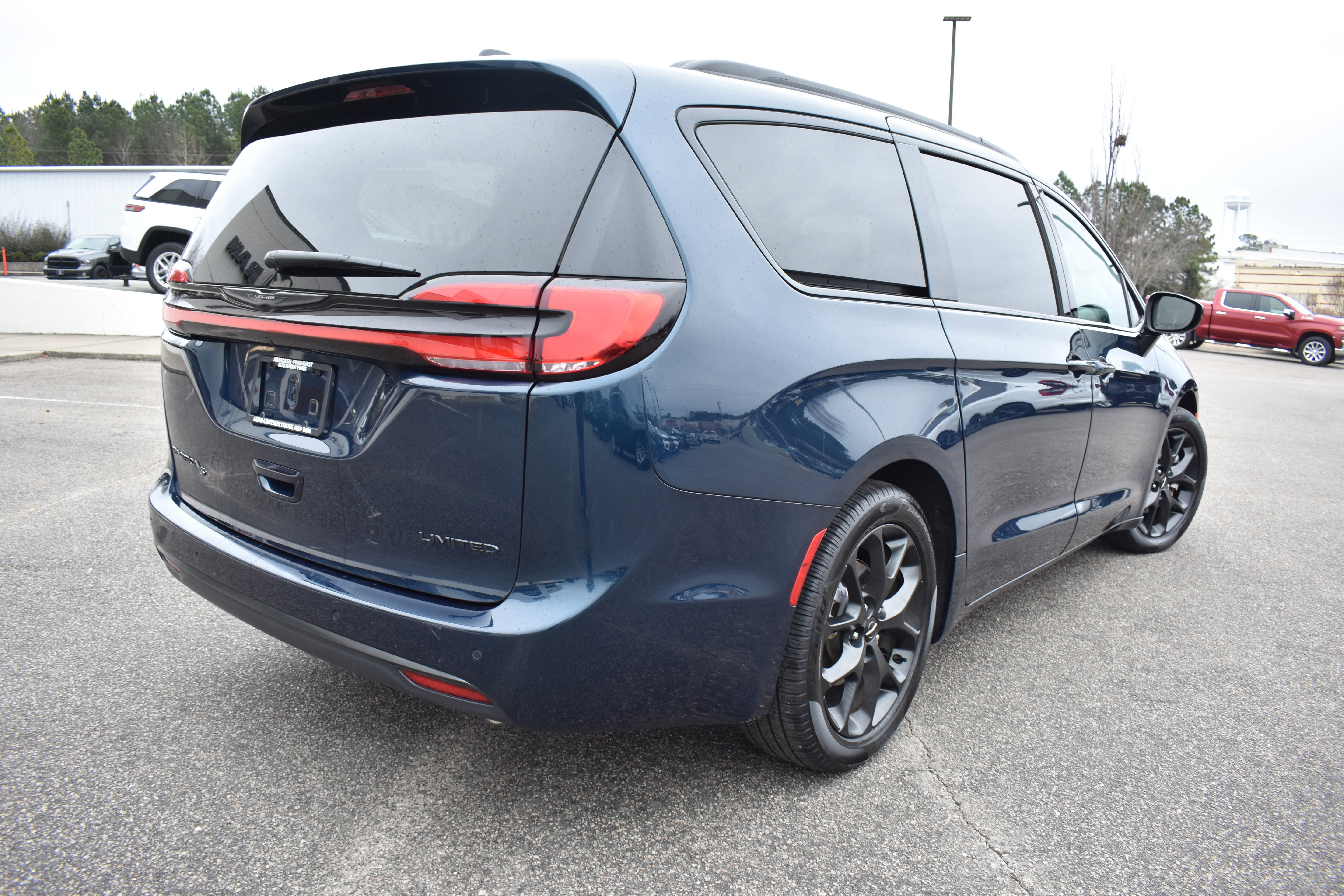 Used 2025 Chrysler Pacifica Limited image 9