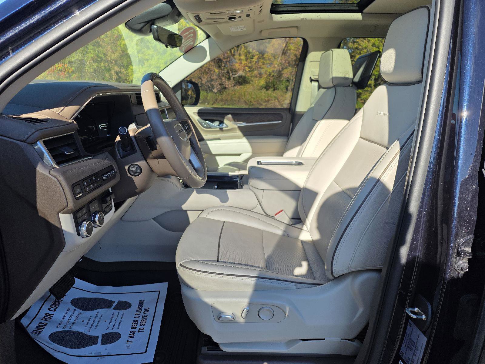 Used 2023 GMC Yukon Denali w/ Advanced Technology Package image 12