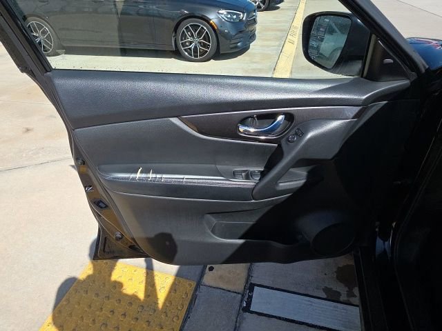 Used 2019 Nissan Rogue SV image 11