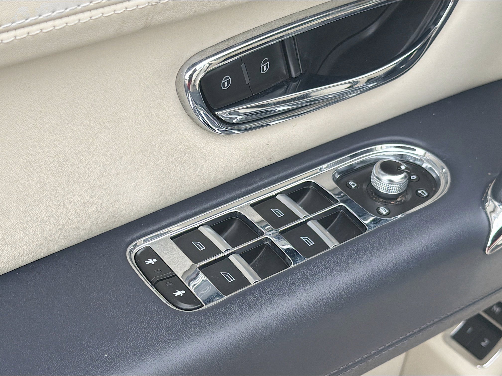 Used 2019 Bentley Bentayga image 23