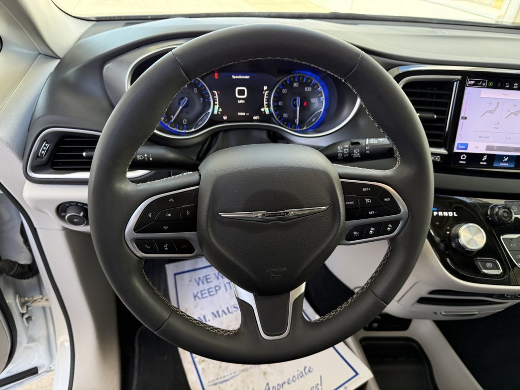 Used 2024 Chrysler Pacifica Touring-L FWD image 22