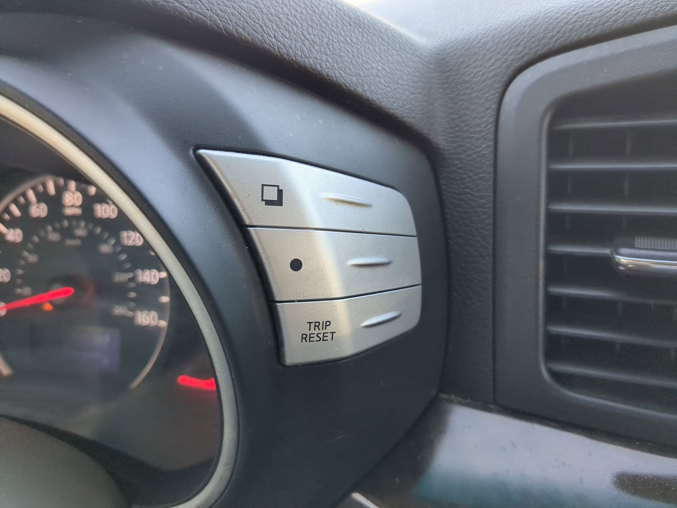 Used 2015 Nissan Quest S image 19