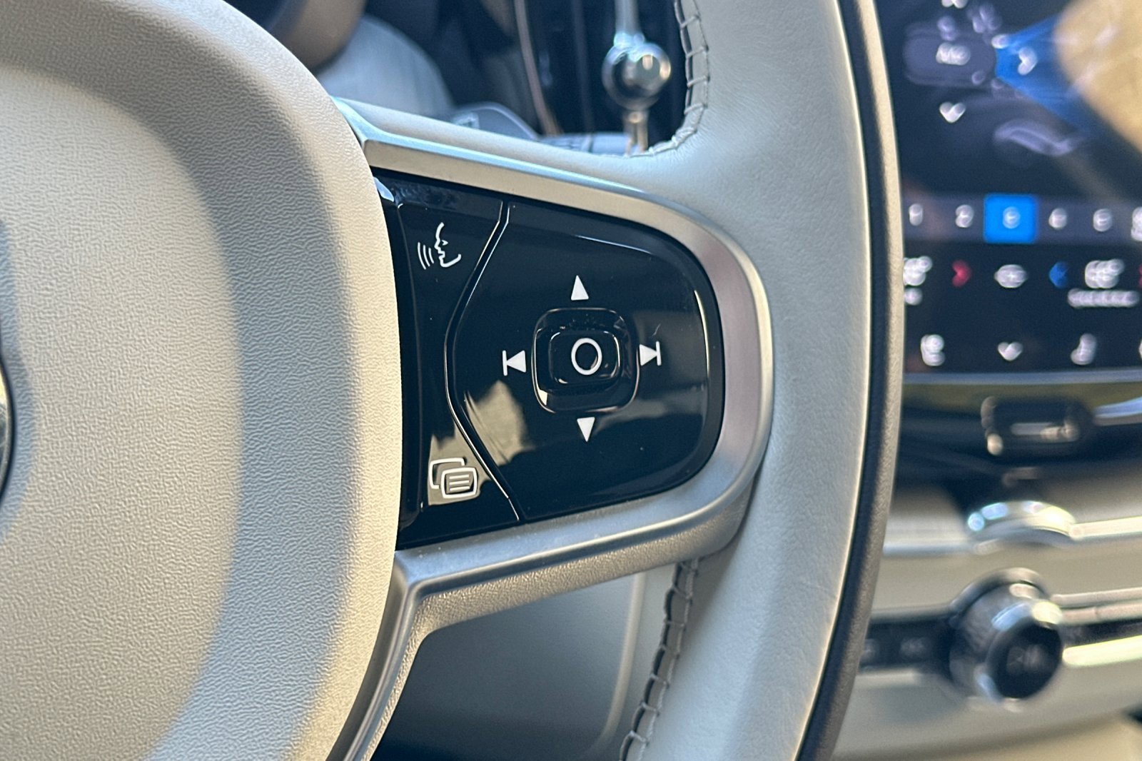 Certified 2025 Volvo XC60 T8 Plus w/ Protection Package Premier image 28