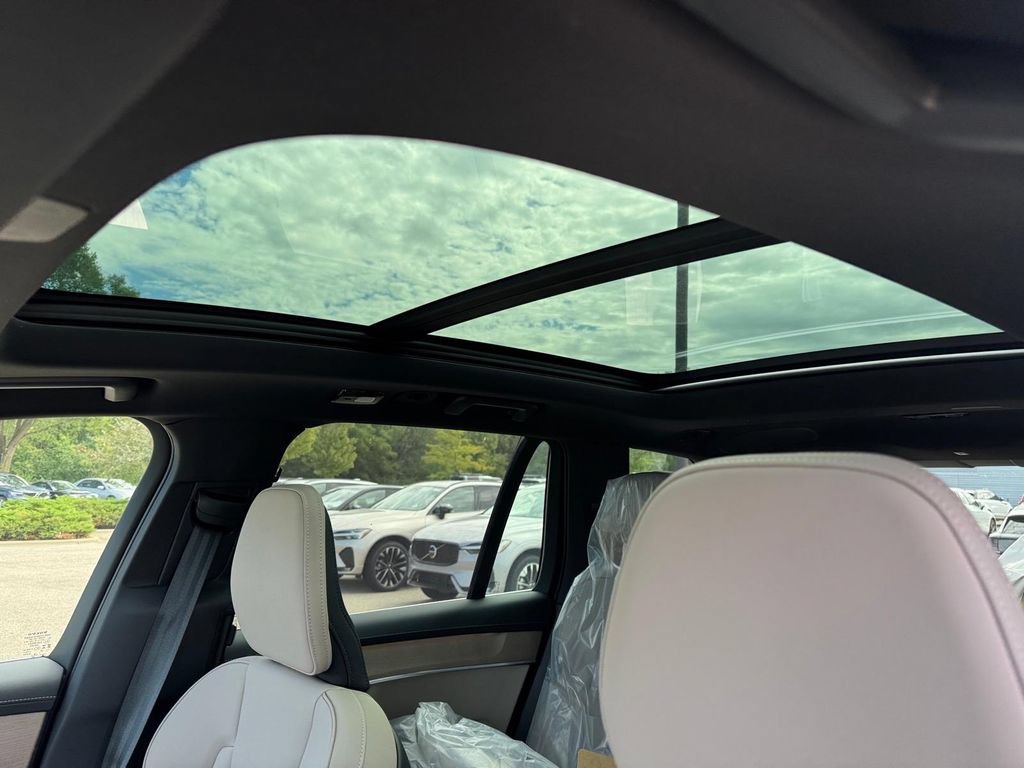 New 2026 Volvo XC90 T8 Plus w/ Protection Package AWD/4WD image 7