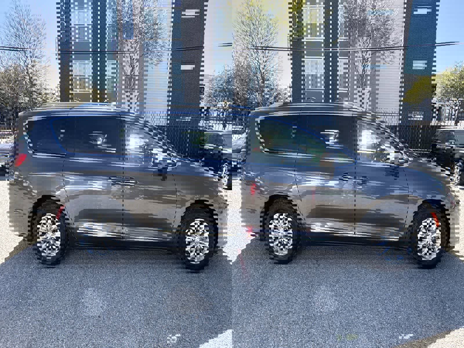 Used 2019 Chrysler Pacifica Touring-L image 15