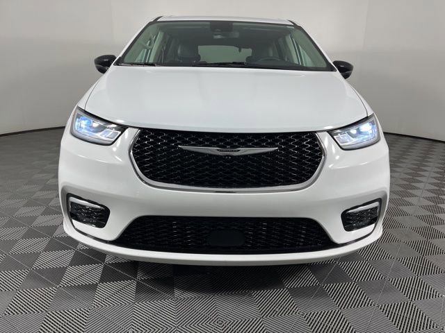 Used 2024 Chrysler Pacifica Touring-L FWD image 4