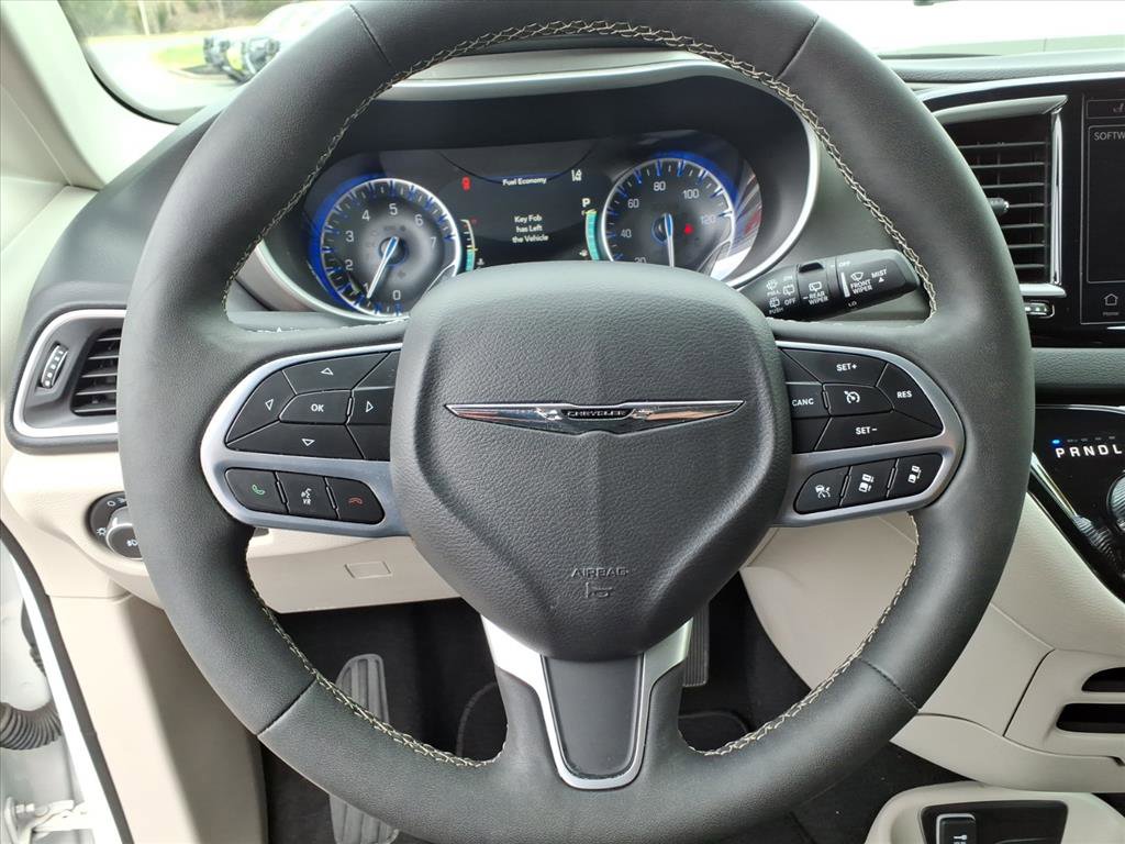 Used 2024 Chrysler Pacifica Touring-L image 8