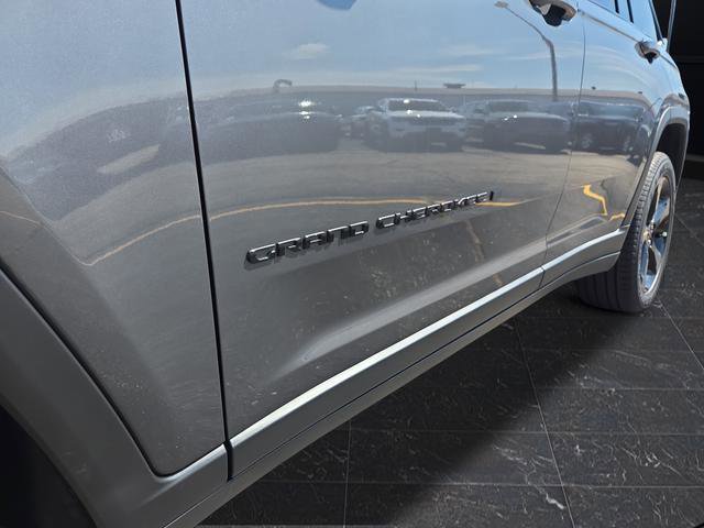 New 2025 Jeep Grand Cherokee Limited w/ Black Appearance Package image 40