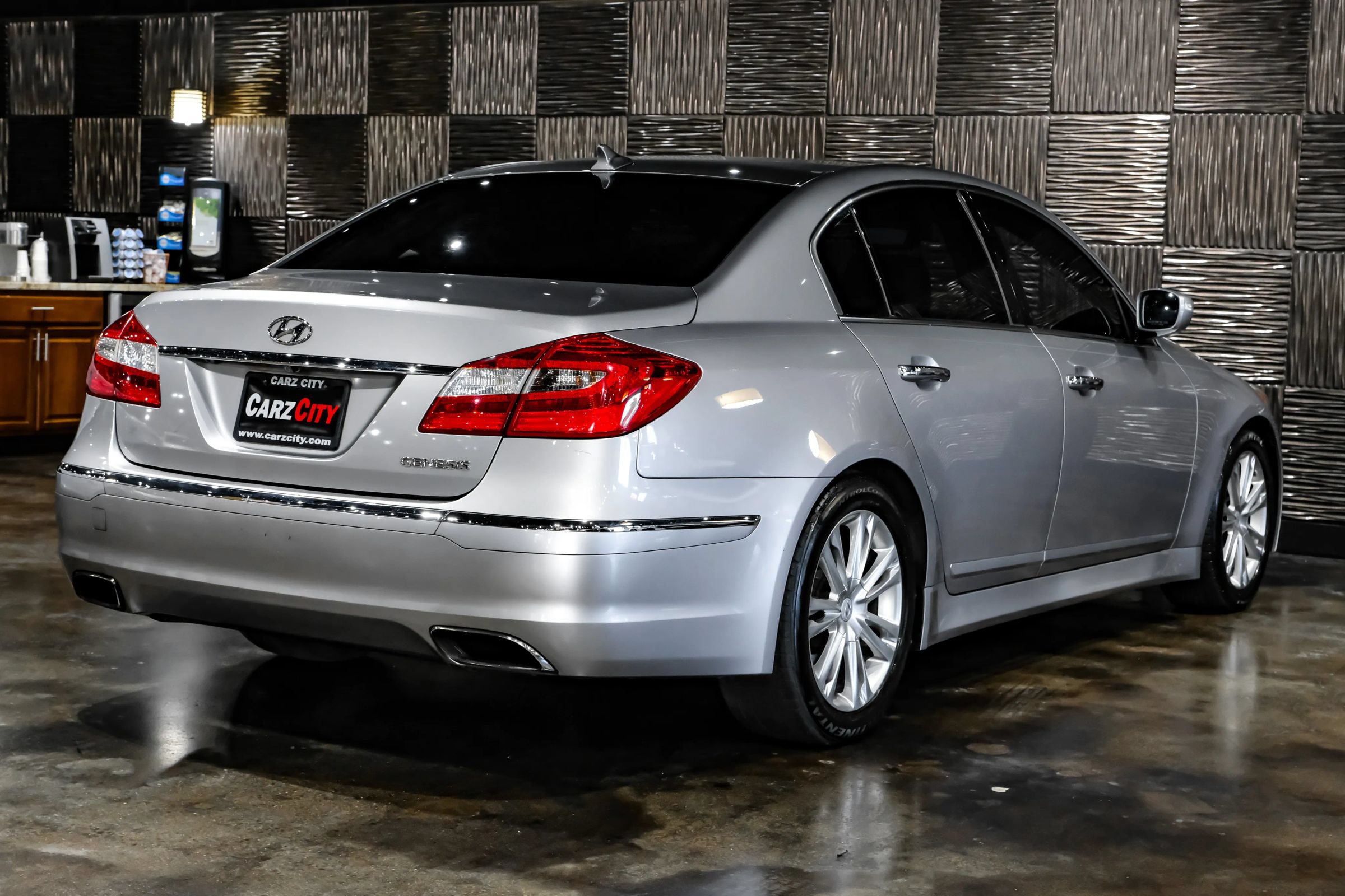 Used 2013 Hyundai Genesis 3.8 w/ Premium Pkg RWD image 8