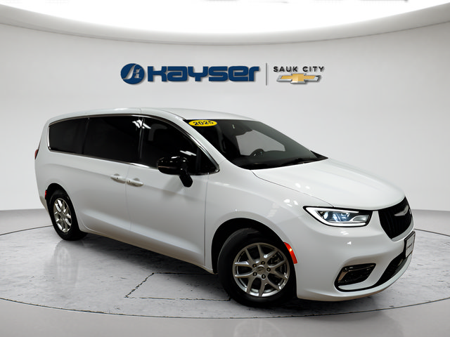 Used 2025 Chrysler Pacifica Select