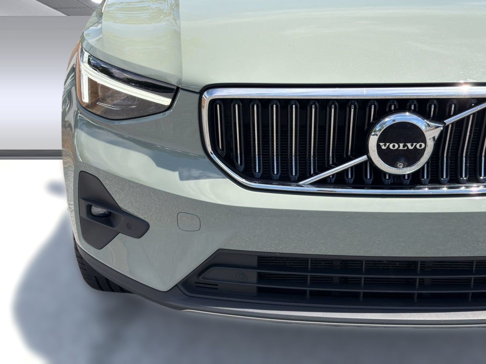 Certified 2024 Volvo XC40 B5 Plus AWD/4WD image 29