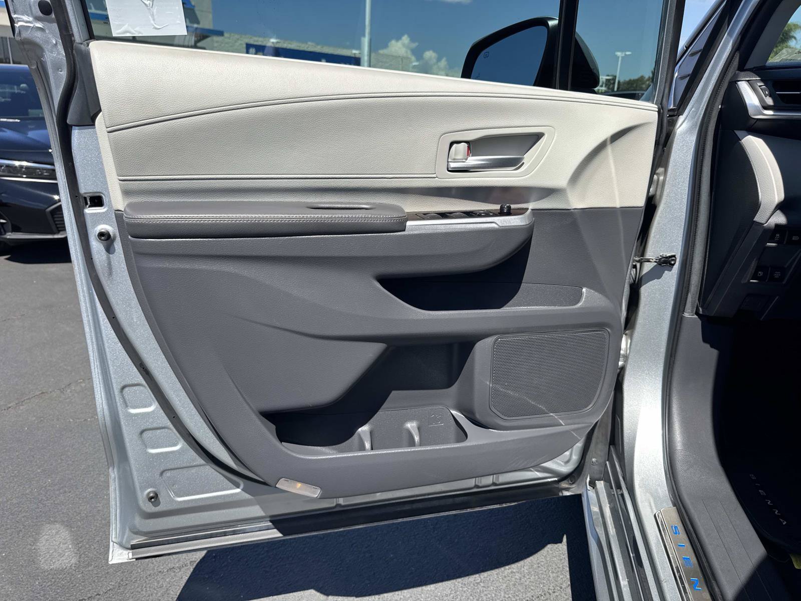 Used 2022 Toyota Sienna XLE FWD image 21