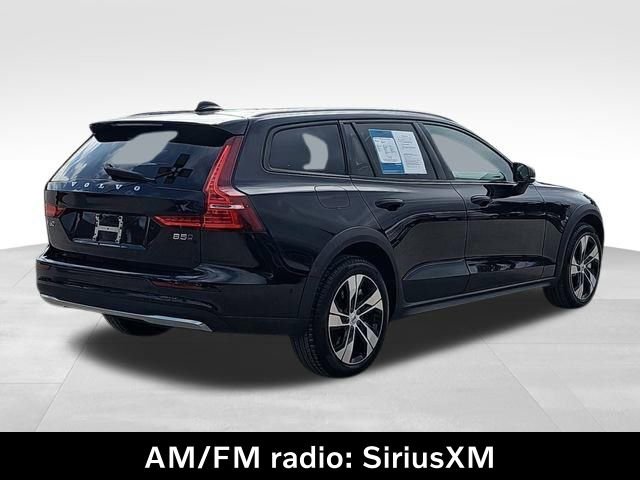 Used 2025 Volvo V60 B5 Cross Country Plus image 5