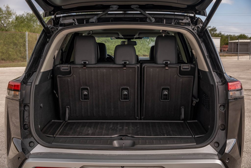 Used 2022 Nissan Pathfinder Platinum w/ Cargo Package image 28