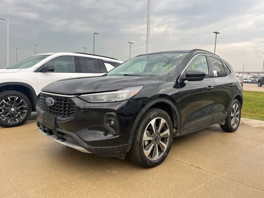 Used 2025 Ford Escape Platinum AWD/4WD image 2