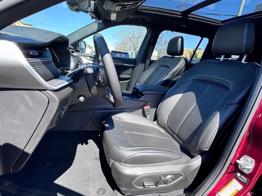 Used 2025 Jeep Grand Cherokee L Limited w/ Luxury Tech Group II AWD/4WD image 13