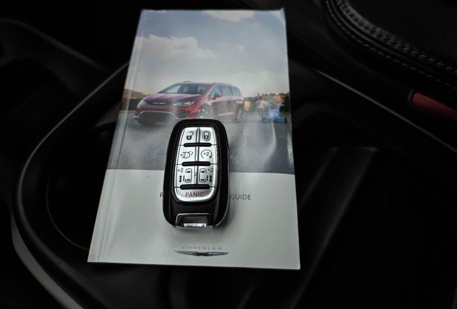Used 2017 Chrysler Pacifica Touring-L FWD image 42