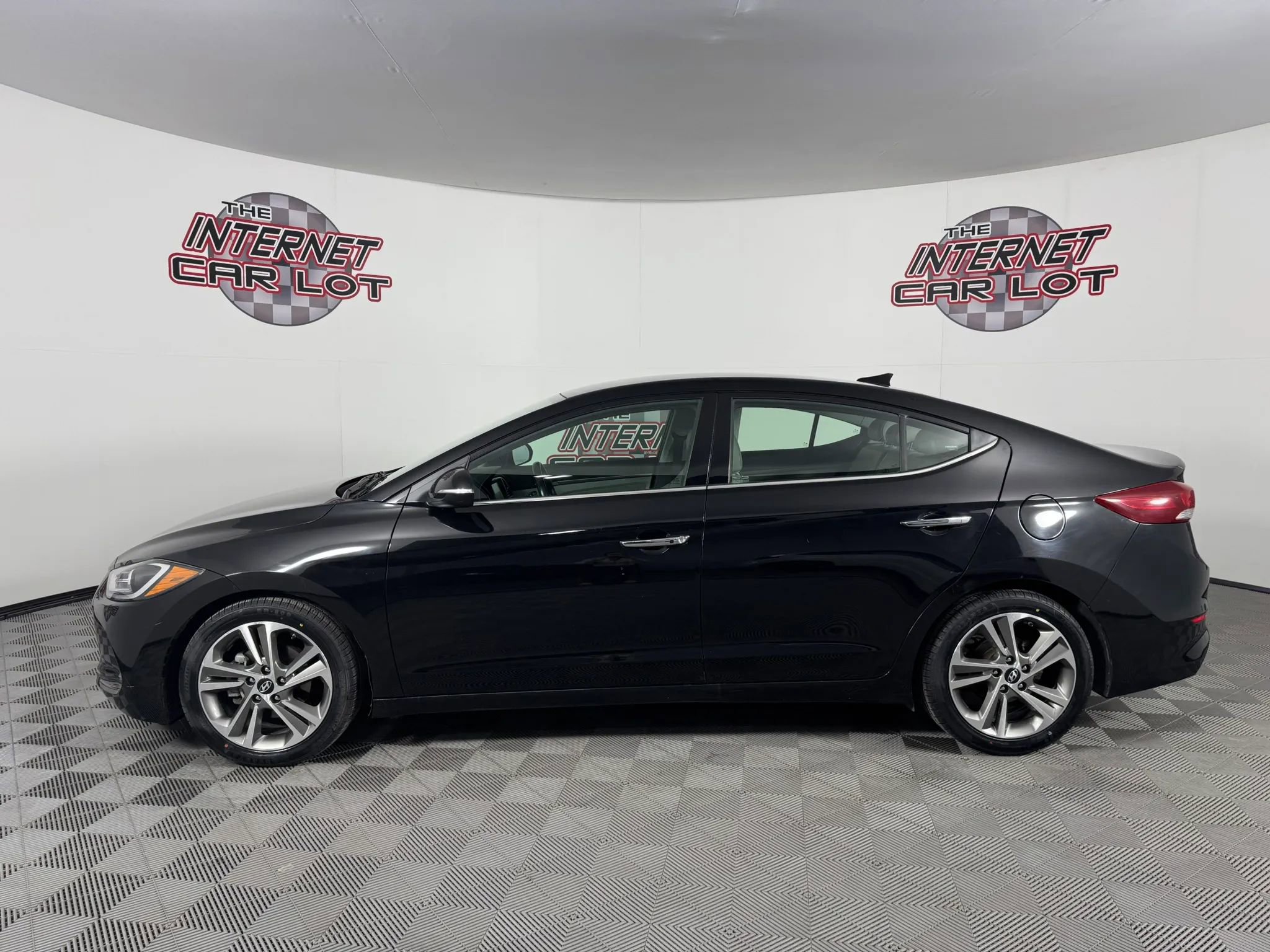 Used 2017 Hyundai Elantra Limited FWD image 4
