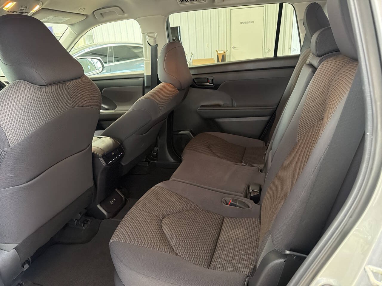 Used 2023 Toyota Highlander LE AWD/4WD image 22