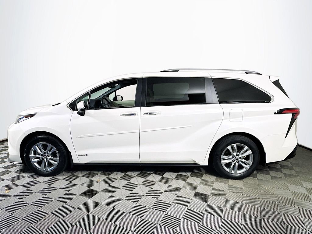 Used 2021 Toyota Sienna Limited image 4