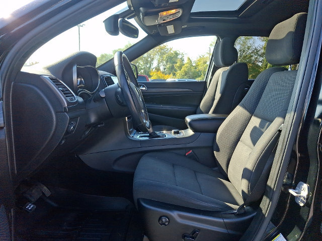 Used 2019 Jeep Grand Cherokee Laredo AWD/4WD image 14