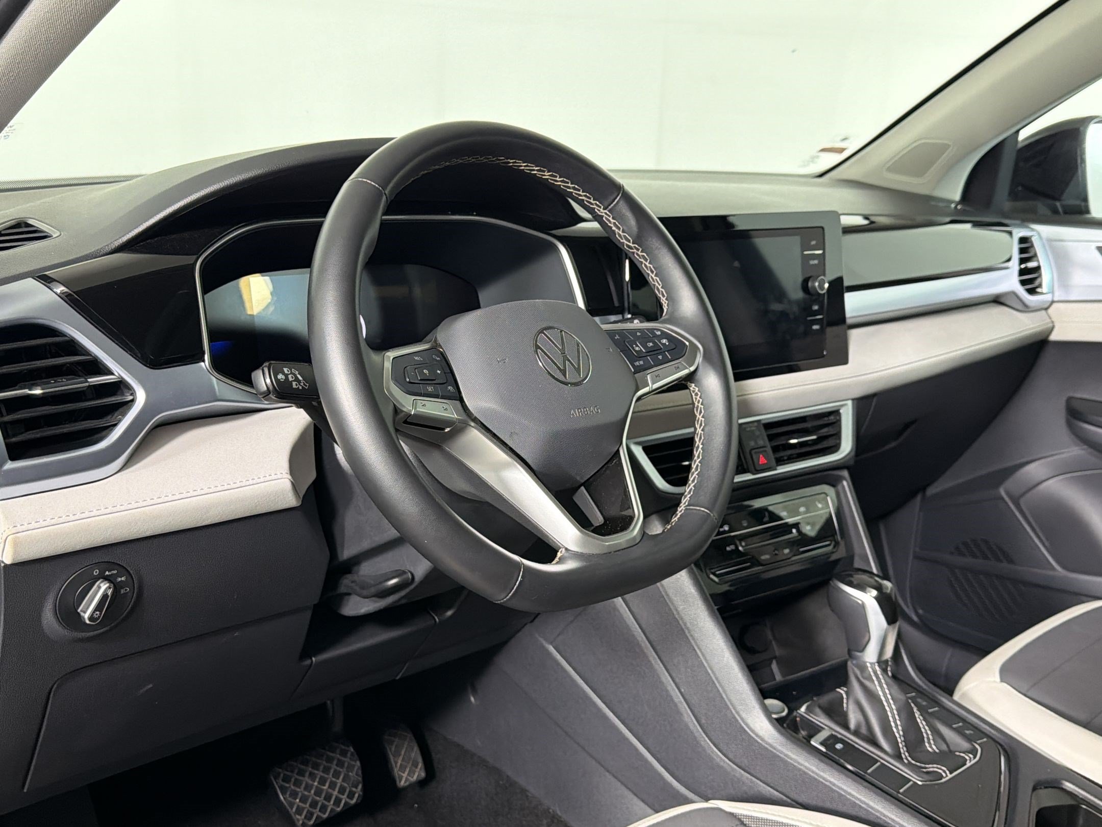 Used 2025 Volkswagen Taos SE FWD image 3