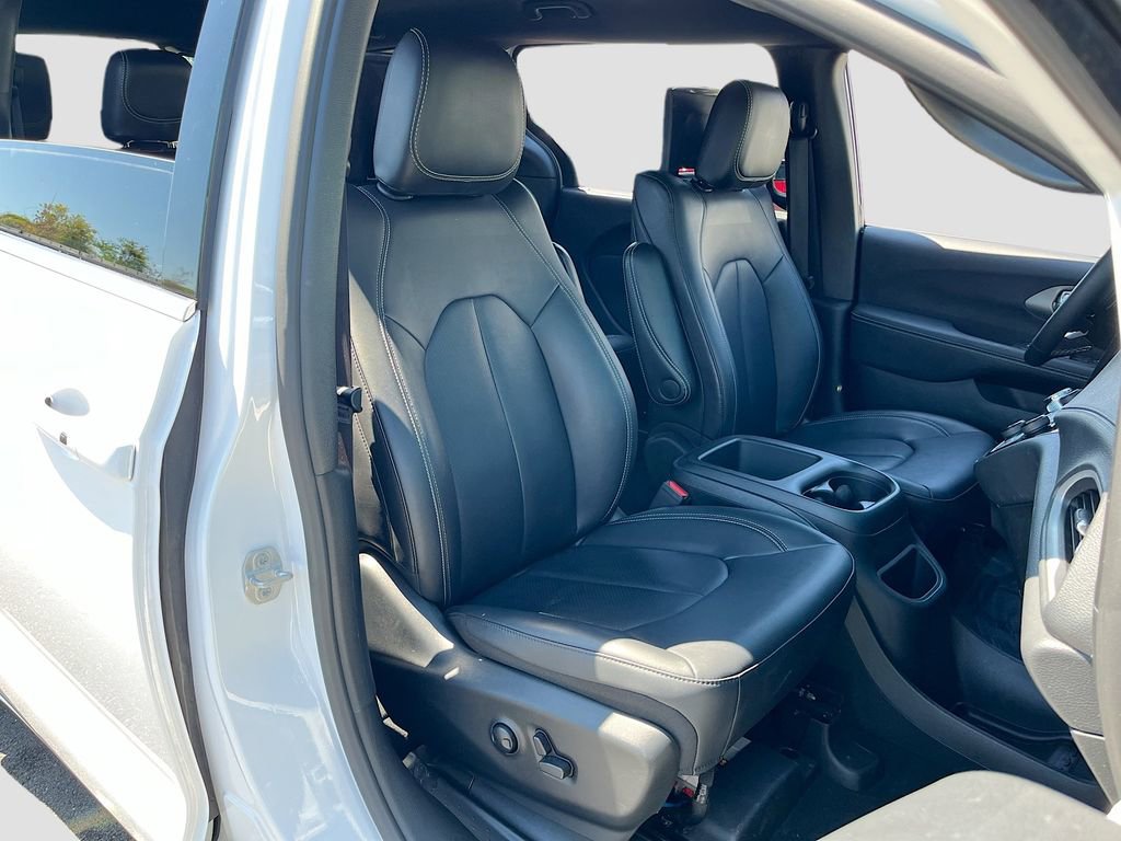 Certified 2025 Chrysler Pacifica Select w/ Uconnect Theater Family Group image 29