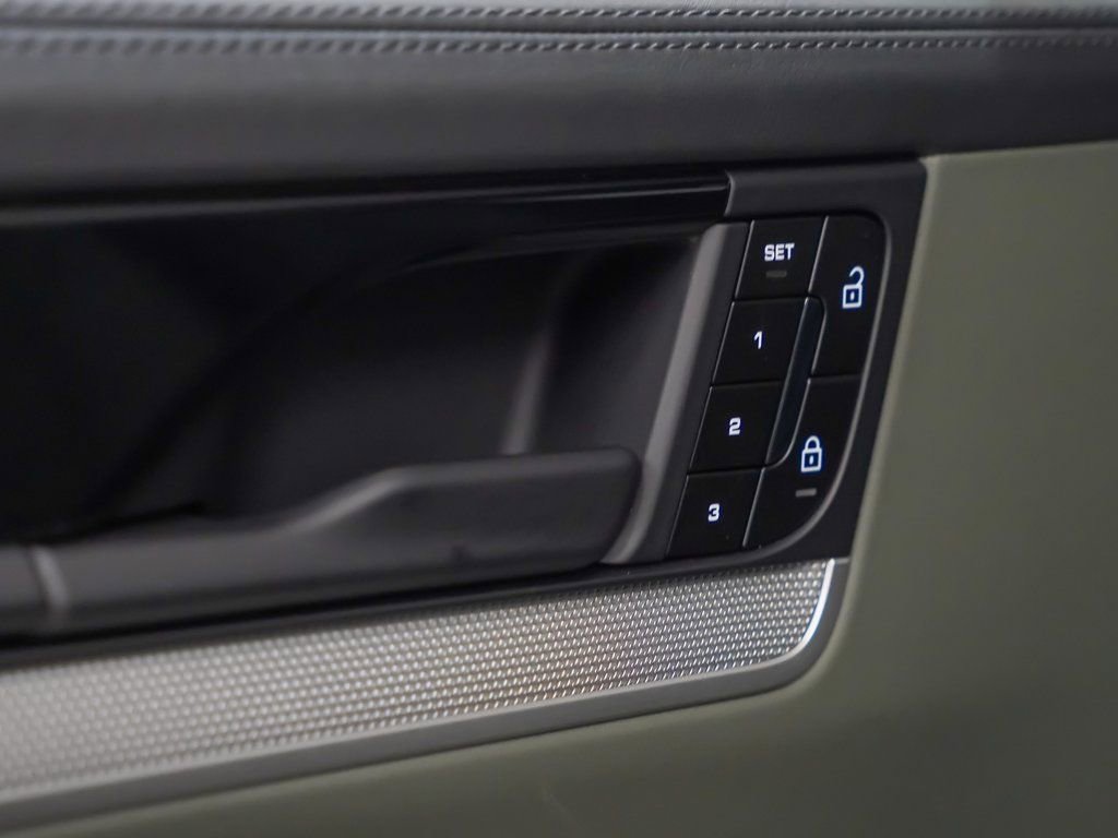 Used 2025 Porsche Cayenne E-Hybrid w/ Premium Package image 22