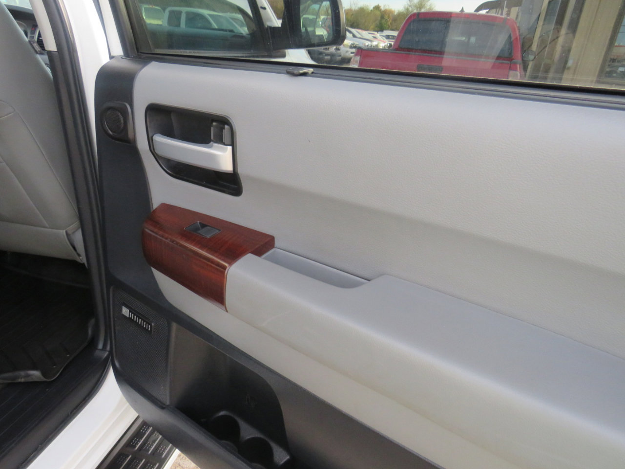 Used 2015 Toyota Sequoia Platinum image 31