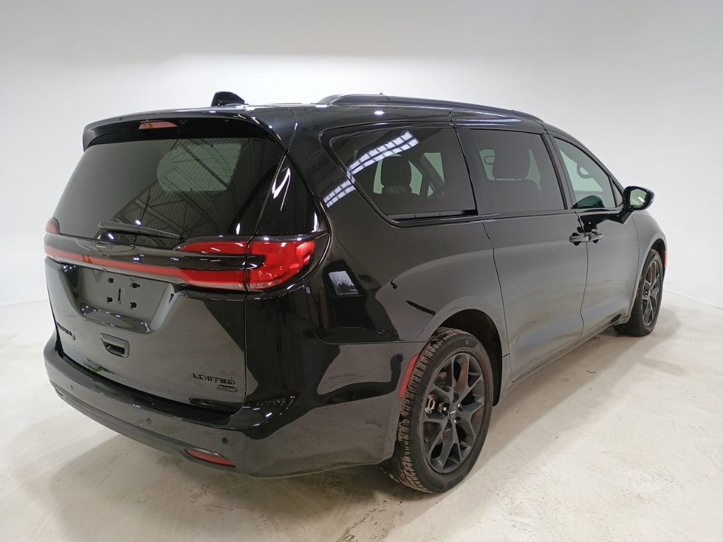 Used 2023 Chrysler Pacifica Limited w/ Uconnect Theater Family Group image 6