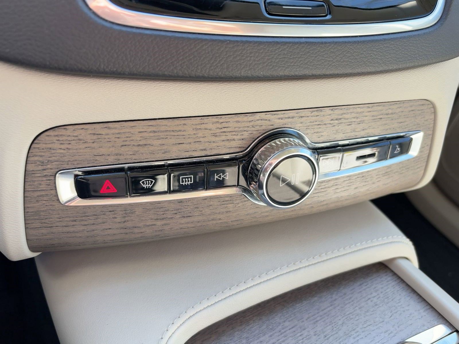 Certified 2023 Volvo XC90 B6 Ultimate w/ Lounge Package image 16