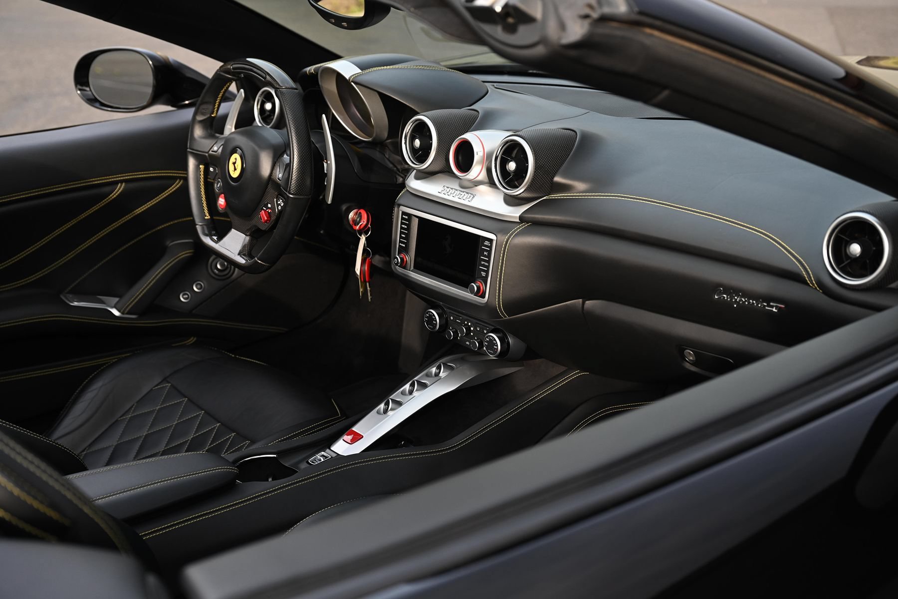 Used 2016 Ferrari California T RWD image 18