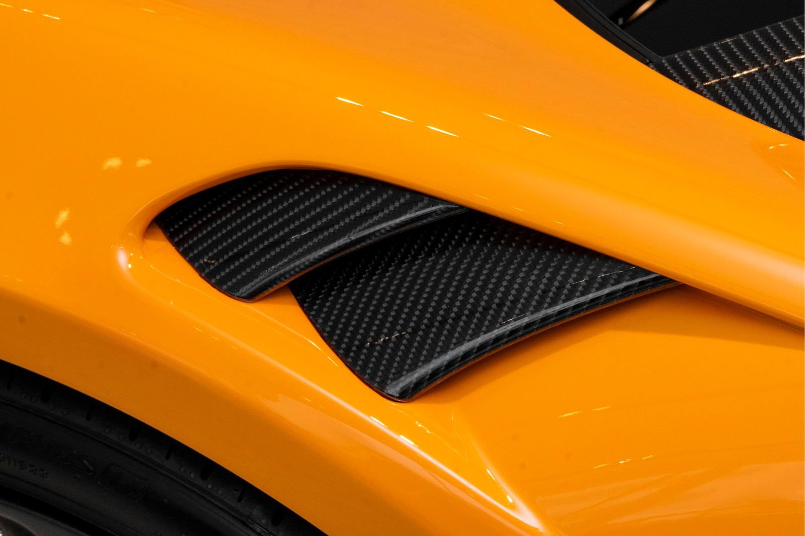 Used 2026 McLaren Artura Spider RWD image 13