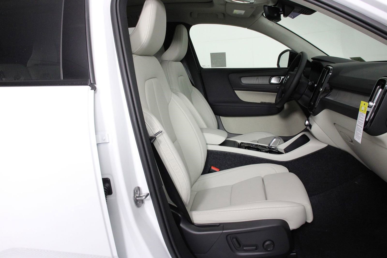 New 2026 Volvo XC40 B4 Plus w/ Climate Package image 10