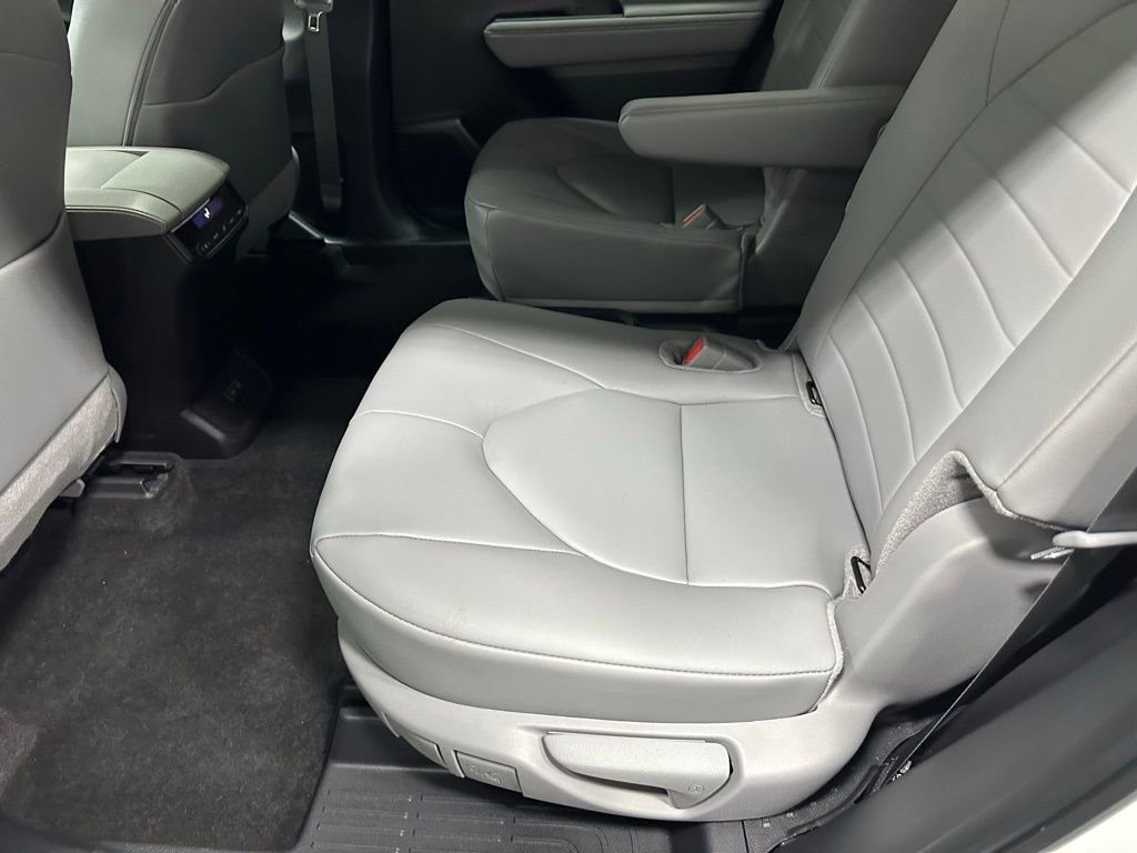 Used 2025 Toyota Highlander XLE image 48