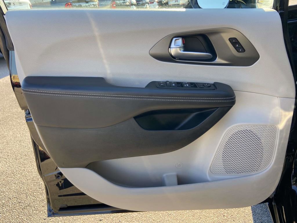 Used 2024 Chrysler Pacifica Touring-L image 9