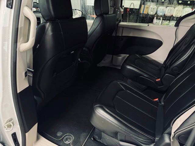 Used 2024 Chrysler Pacifica Touring-L image 20