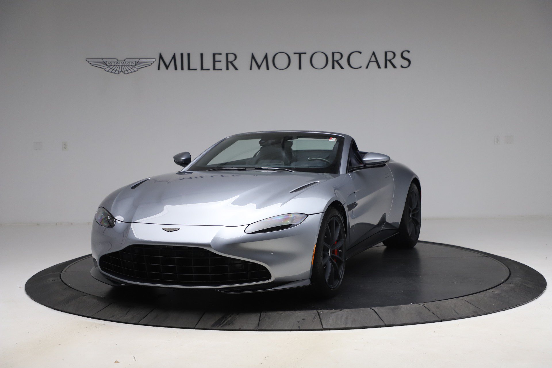 Used 2021 Aston Martin V8 Vantage Roadster RWD image 13
