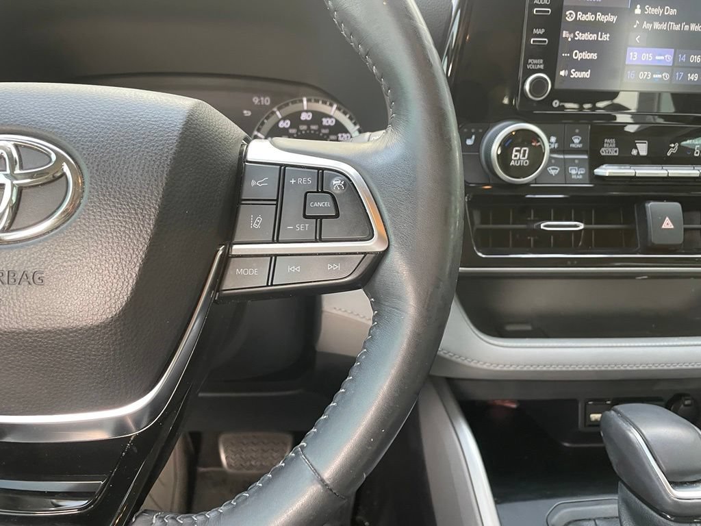 Used 2021 Toyota Highlander XLE AWD/4WD image 16