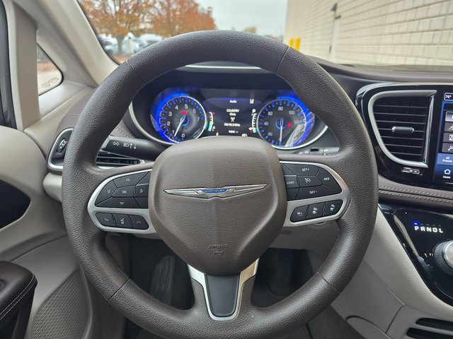 Used 2021 Chrysler Pacifica Touring image 18