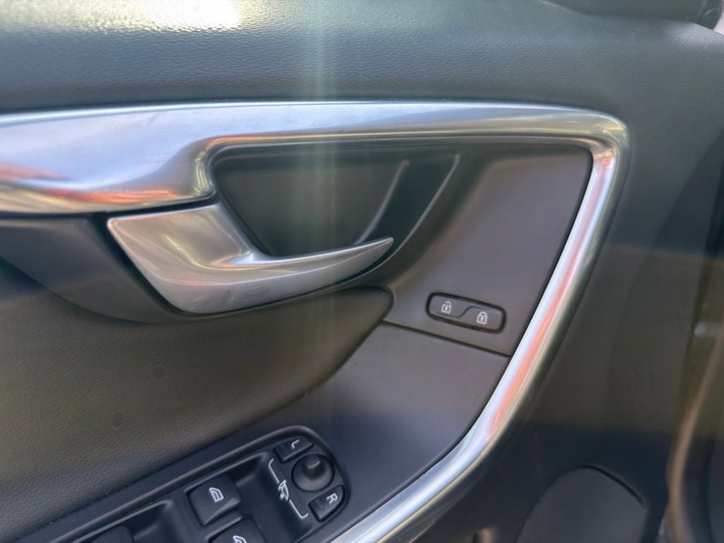 Used 2013 Volvo XC60 T6 AWD/4WD image 5
