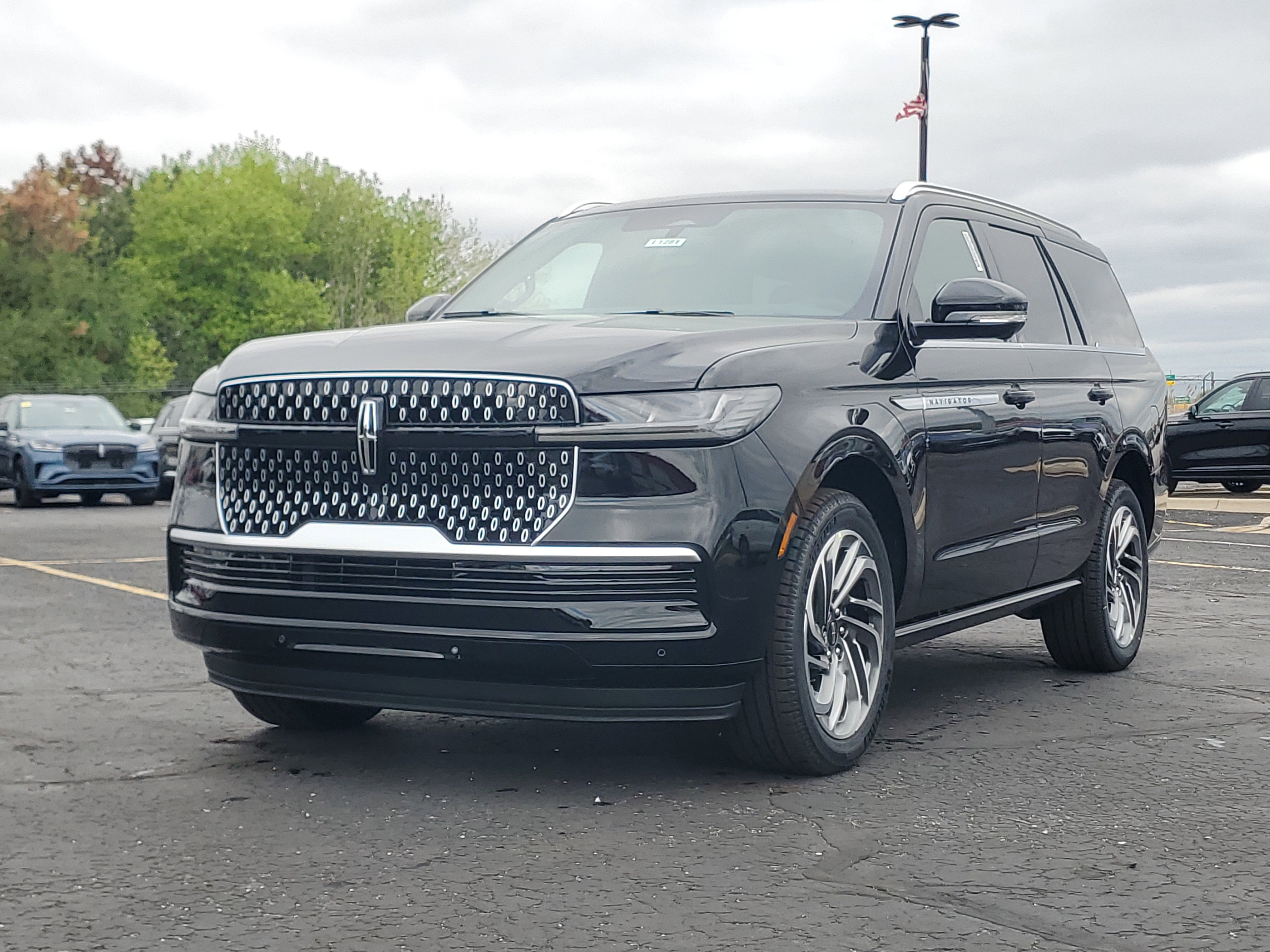 New 2026 Lincoln Navigator Reserve AWD/4WD image 2