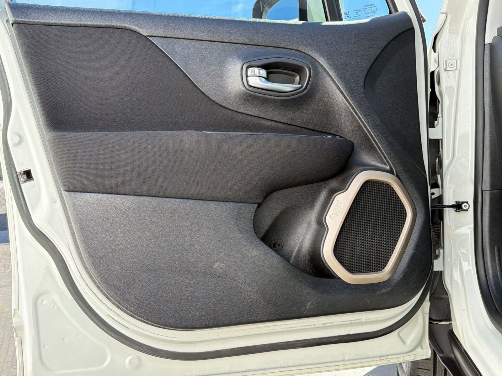 Used 2017 Jeep Renegade Latitude image 30