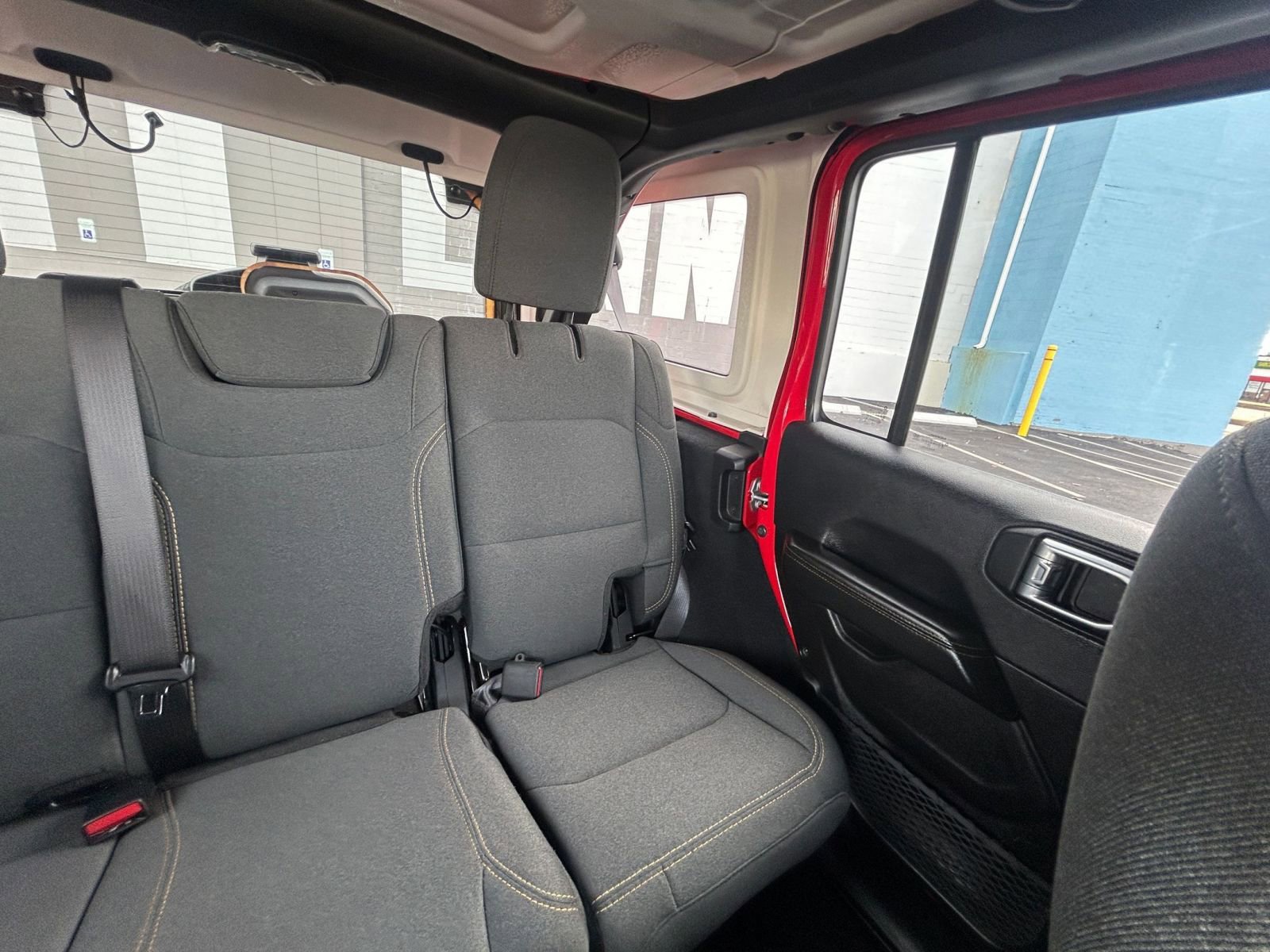 Used 2025 Jeep Wrangler Sahara image 37