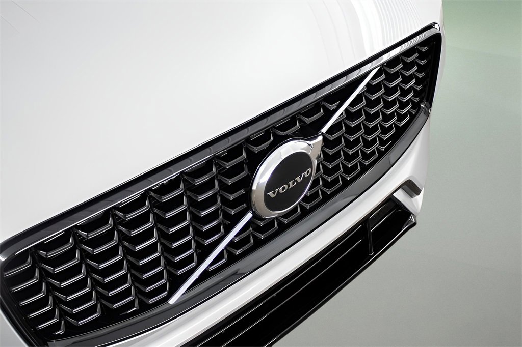 Certified 2025 Volvo XC60 T8 Core w/ Protection Package Premier image 8