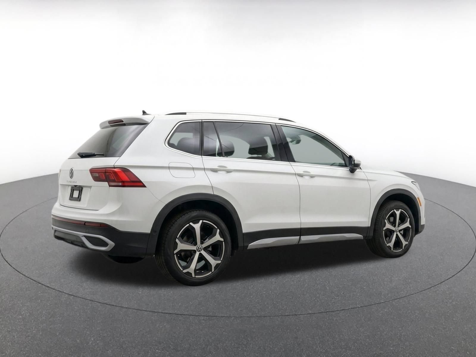 Used 2026 Volkswagen Tiguan SE AWD/4WD image 8