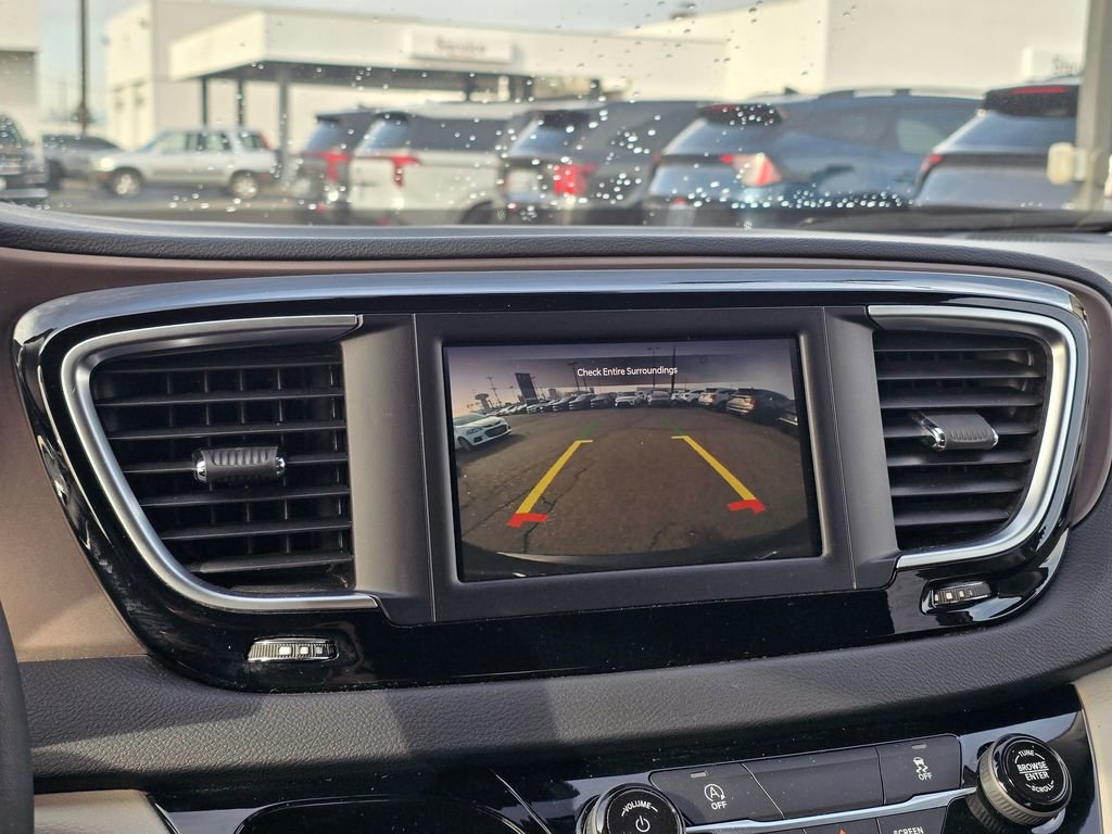 Used 2023 Chrysler Voyager LX image 29