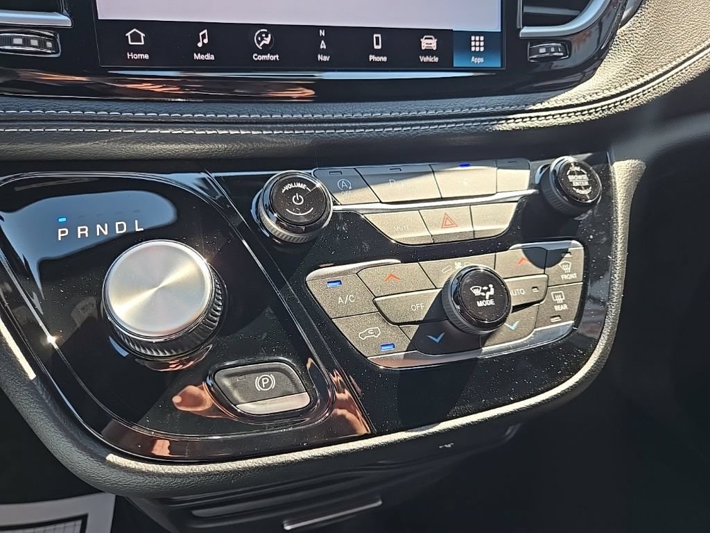 New 2027 Chrysler Pacifica Select w/ Family Tech Group AWD/4WD image 60