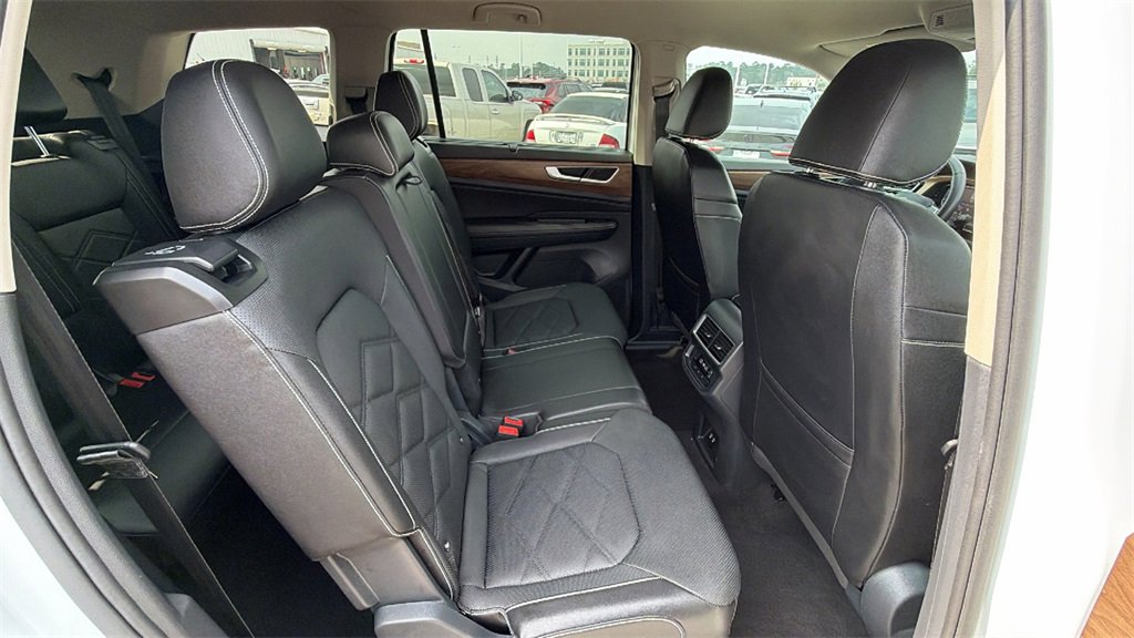 Used 2025 Volkswagen Atlas SE image 34
