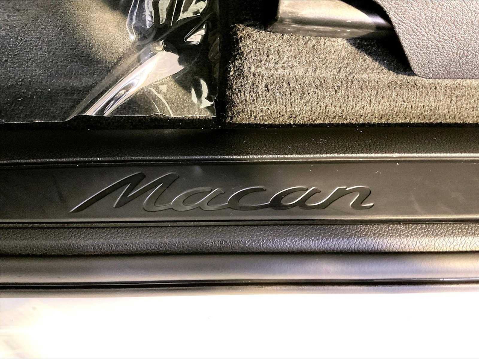 Certified 2023 Porsche Macan AWD/4WD image 19